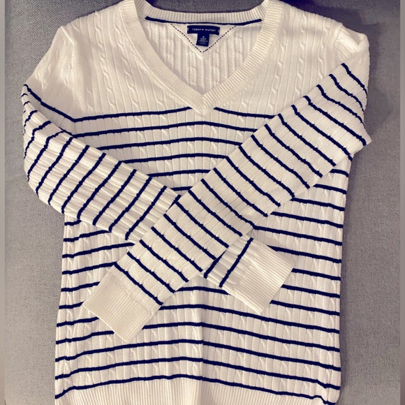 🖤🤍TOMMY HILFIGER 🤍🖤 White and black stripped v-neck sweater. Size medium. - Picture 10 of 12